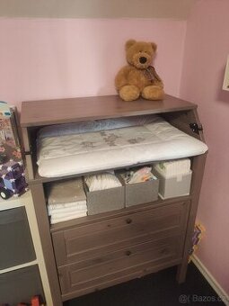 Komoda s přebalovacím pultem