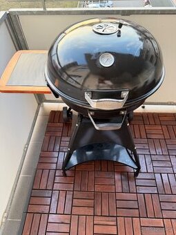 Zahradní gril na dřevěné uhlí