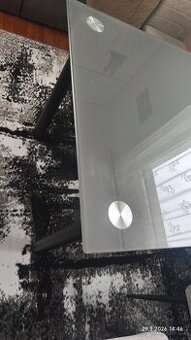 Kuchyňský skleněný stůl