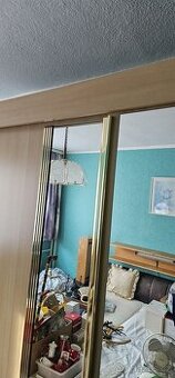 Zašupovaci šatni skříň