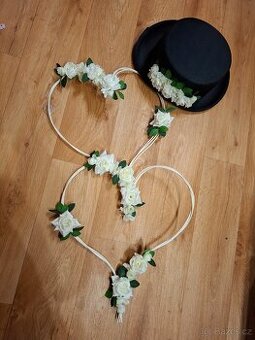 Vyzdoba na svatebni suto dvojite srdce a klobouk