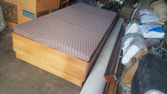 Válenda s úložným prostorem