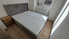 Manželská čalouněná postel 160x200cm včetně 2 ks matrací