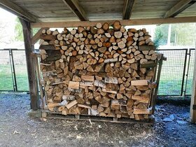 Štípane dřevo-tvrdý