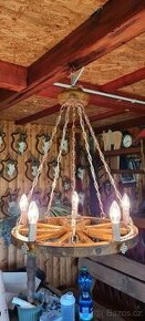 Dřevěný loukoťový lustr