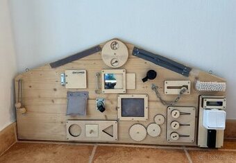 Activity board domeček na šířku, zn. Utukutu