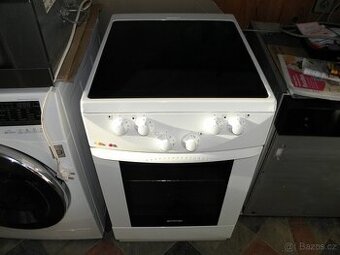 Sporák se sklokeramickou deskou Gorenje.