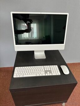 Prodám rok starý iMac 24 M3, 8 GB, 256 GB