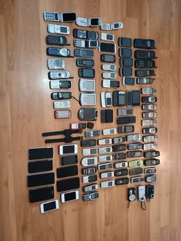Sbírka starých telefonů viz foto
