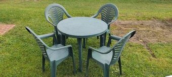 Plastové židle a stůl