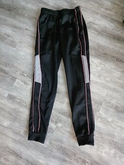 Dětské tepláky vel. 134