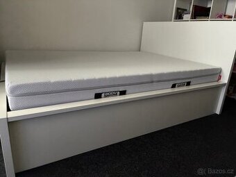 Dvoulůžková postel