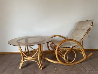 Houpací ratanové křeslo a stůl - 1