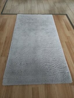 Šedý koberec plyšový králík