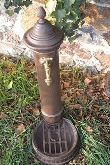 Vodovodní sloupek - kašna - litinová výlevka - hnědá