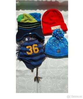 Set čtyř neznačkových čepic