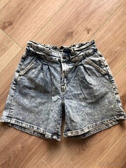 Kraťasy, velikost 146