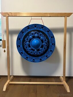 Dřevěný stojan na gong