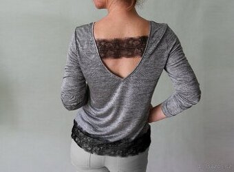 Nové chladivé šedostříbrné tričko s krajkou