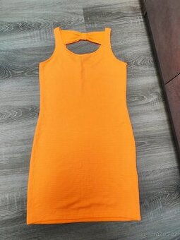 Oranžové šaty