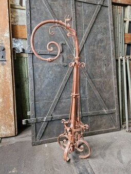 Kovaný historický držák