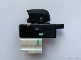 Spínač stahování okna ze Suzuki Vitara 2017