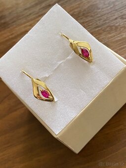 Zlaté náušnice s růžovým kamínkem