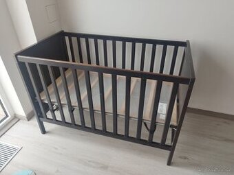 Moderní dětská postýlka s matrací