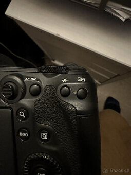 Tělo Canon EOS R5 téměř jako nové, v originální krabici.