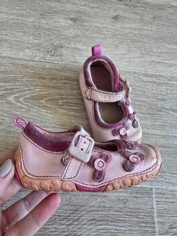 Pěkné kožené botičky Clarks kytičkové vel.19/20