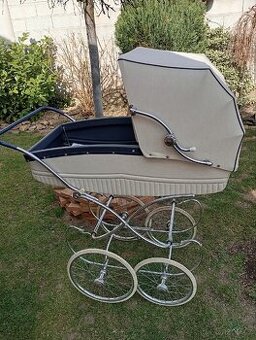 Retro kočárek na dítě