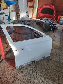 Superb 3 pravé přední dveře