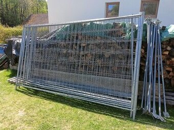 Prodám použité mobilní oplocení – 14 polí + příslušenství