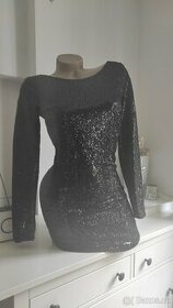 Lesklé černé šaty Bershka XS