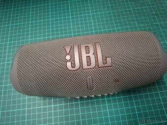 JBL Charge 5 - šedý