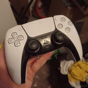 Ovladač ps5 slabší baterka