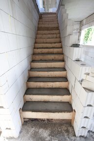 Šalování a betonováni schodiště