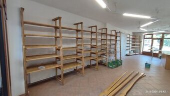 Dřevěný regál