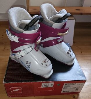 Prodám velmi zachovalé dívčí lyžáky 20,5