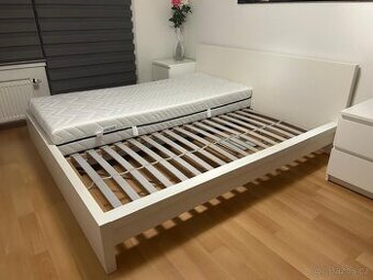 Manželská postel s roštem