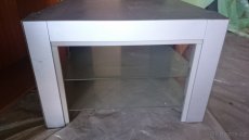 Stolek pod TV.