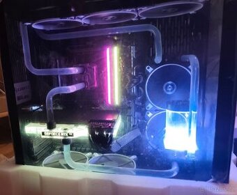 Výkonný herní PC – RTX 3090 / Ryzen 7 5800X / 32GB RAM / vod