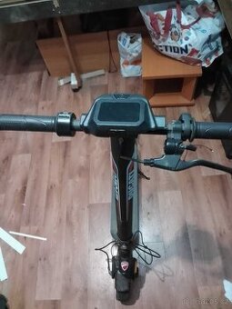 Elektrokoloběžka která potřebuje 2 život