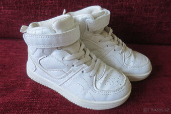 Bílé kotníčkové tenisky vel.28,stélka 17 cm. Tkaničky gumové