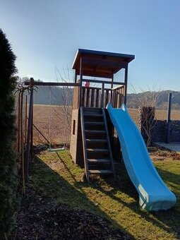 Dětské hřiště se skluzavkou - houpačka - domeček