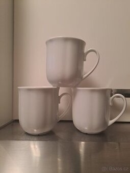 Bílý porcelán hrnky a misky