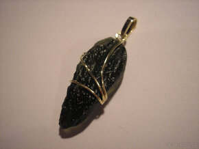 Zlatý přívěšek s vltavínem
