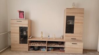 Obývací stěna s prosklenými skříňkami