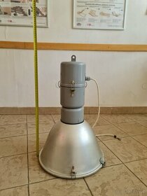 Tovární industriální halogenové osvětlení, lampa, světlo