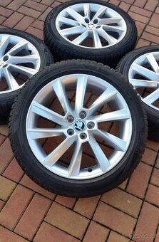 Zimní sada ŠKODA SCALA 5x100 R17 zánovní, TOP stav DOT 24